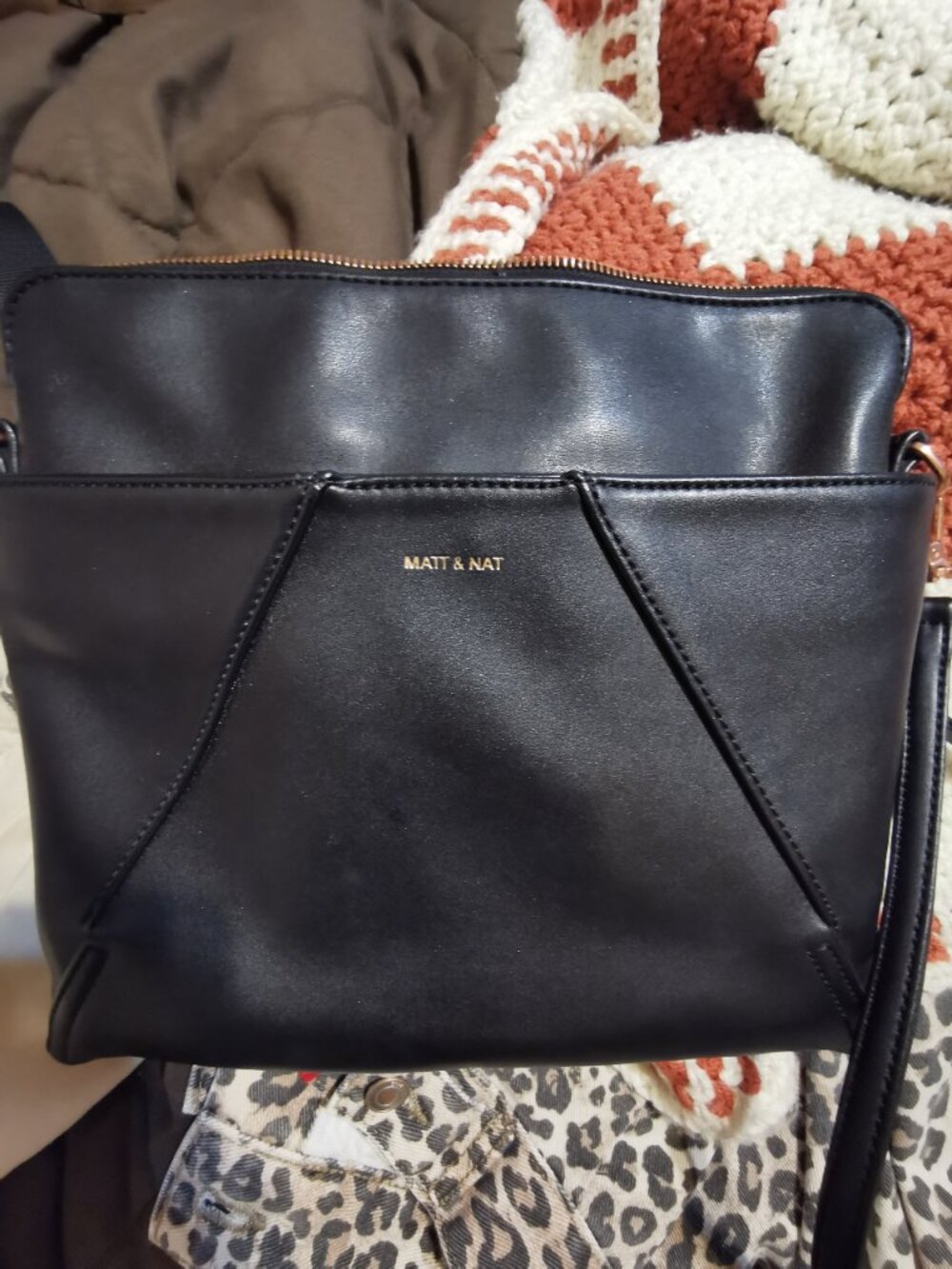 Mat & Nat crossbody bag black and rose gold